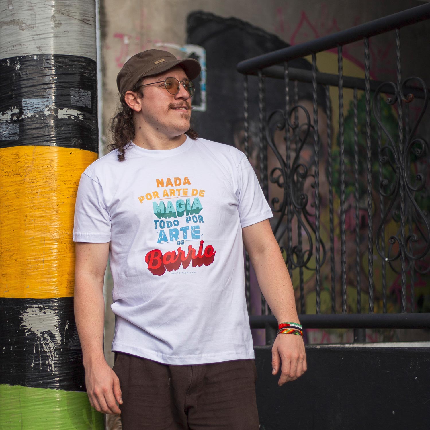 Camiseta Nada por Arte de Magia, Todo por Arte de Barrio - Imagen 3