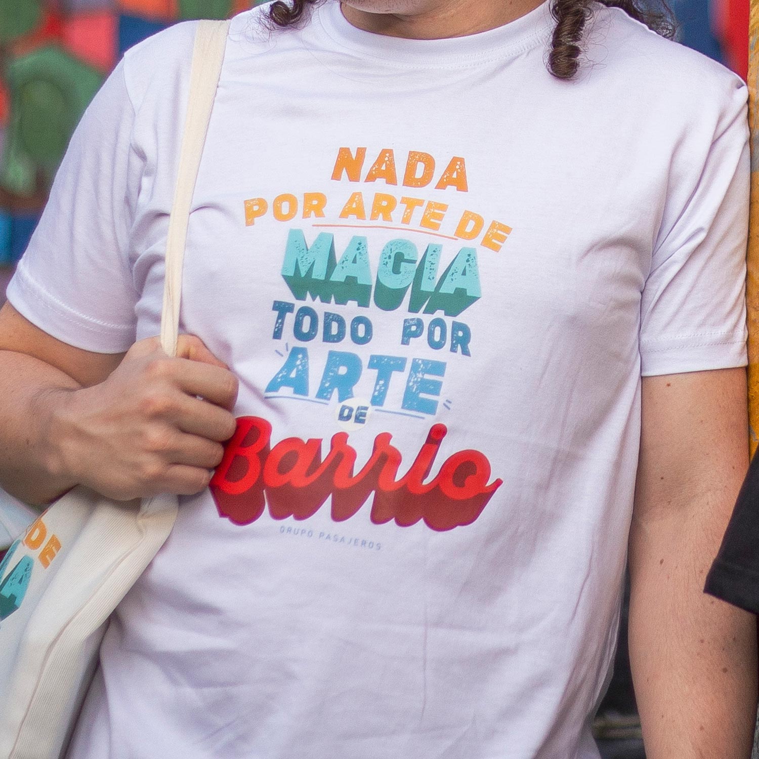 Camiseta Nada por Arte de Magia, Todo por Arte de Barrio - Imagen 6
