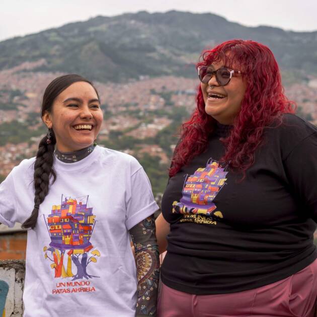 Camiseta Un mundo patas arriba